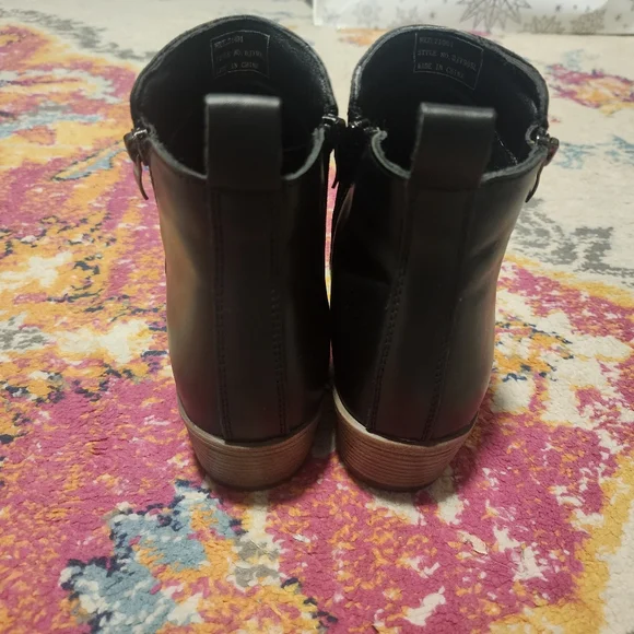 Black Ankle Booties Size 8 - Picture 6 of 8